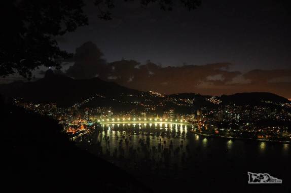 Visão noturna do Rio de Janeiro a partir da estação intermediária do bondinho do Pão de Açúcar